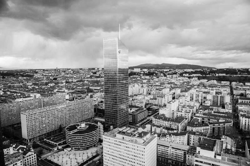 Image de la tour In City et du quartier de la Part-Dieu à Lyon, en noir et blanc